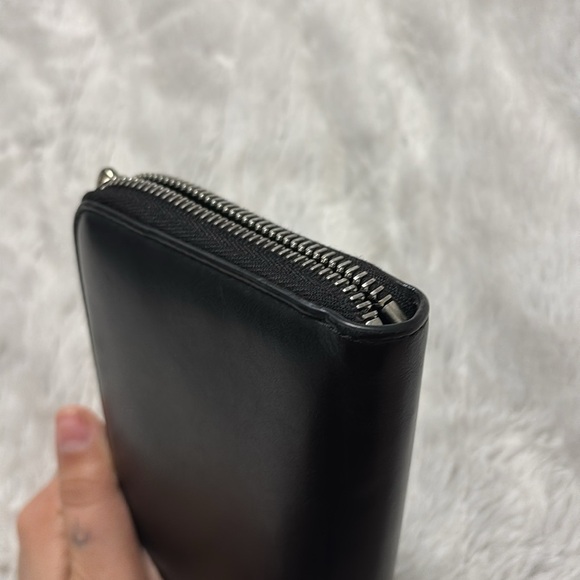 Fendi eyes zippy wallet - Picture 9 of 9
